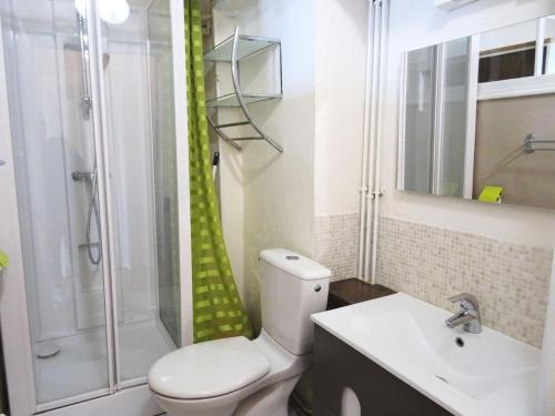 uma casa de banho com um WC, um lavatório e um chuveiro em Residence Albion - Studio pour 2 Personnes 564 em Aix-les-Bains