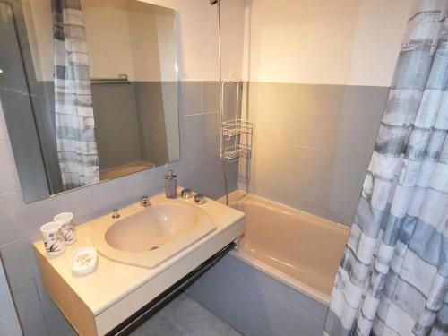 une salle de bain avec un lavabo et une baignoire dans l'établissement Résidence Les Hirondelles - Idéal pour les vacances, studio pour 4 personnes ! MAE-7854, à Aix-les-Bains