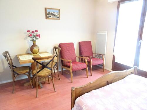 une pièce avec une table, des chaises et un lit dans l'établissement Résidence Le Saint Charles B - Idéalement situé, à 50m de la Cure Thermale ! MAE-7874, à Aix-les-Bains