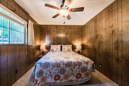 Giường trong phòng chung tại RiverRidge Getaway: 3 Bedroom, 3 bath Upper Canyon Cabin on the River!