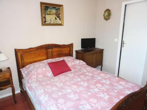 une chambre avec un lit avec une couverture rose dans l'établissement Résidence Le Saint Charles B - Idéalement situé, à 50m de la Cure Thermale ! MAE-7874, à Aix-les-Bains