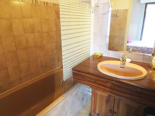 une salle de bain avec un lavabo, un miroir et une baignoire dans l'établissement Résidence Le Saint Charles B - Idéalement situé, à 50m de la Cure Thermale ! MAE-7874, à Aix-les-Bains