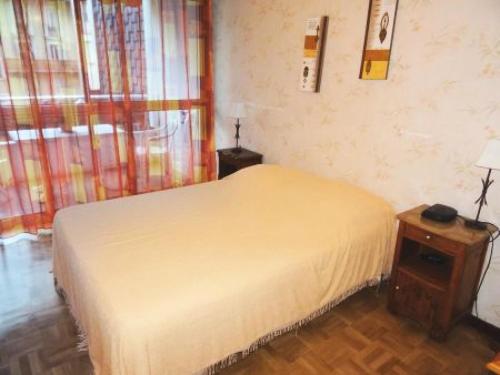 um quarto com uma cama branca e piso em madeira em Résidence Le Chateau Durieux 1 - 2 Pièces pour 4 Personnes 694 em Aix-les-Bains
