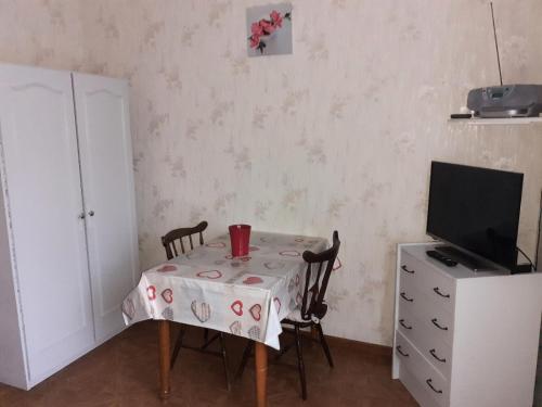 une chambre avec une table et un chiffon de table dans l'établissement Résidence Le Chateau Durieux 4 - Petit studo accueillant, proche tous commerces ! MAE-7714, à Aix-les-Bains