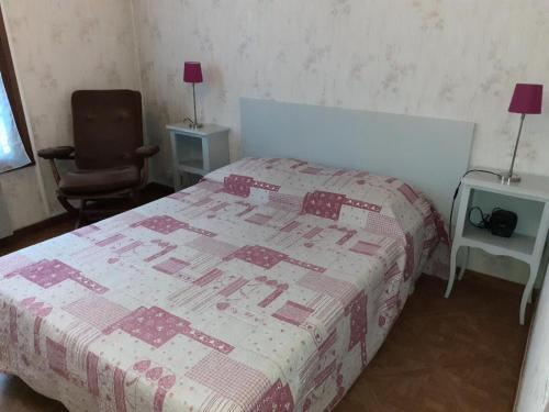 une chambre avec un lit avec une couette dessus dans l'établissement Résidence Le Chateau Durieux 4 - Petit studo accueillant, proche tous commerces ! MAE-7714, à Aix-les-Bains