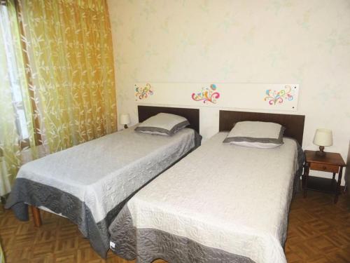 deux lits jumeaux dans une chambre avec fenêtre dans l'établissement Résidence Le Chateau Durieux 3 - Au calme et spacieux studio ! MAE-7744, à Aix-les-Bains