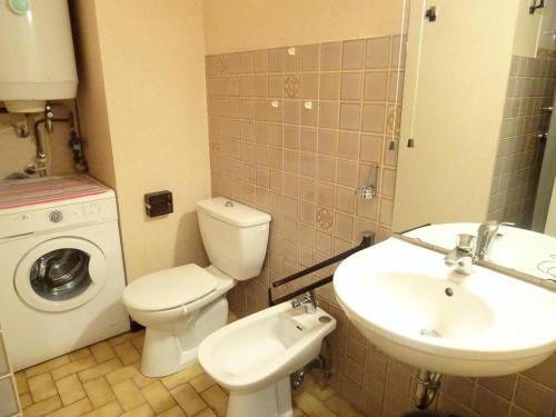 une salle de bain avec un lavabo et une machine à laver dans l'établissement Résidence Le Chateau Durieux 3 - Au calme et spacieux studio ! MAE-7744, à Aix-les-Bains