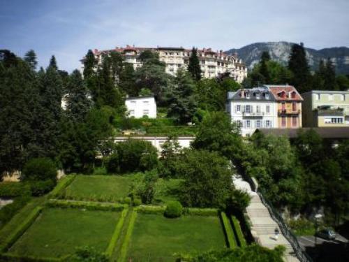 - une vue sur un parc avec des bâtiments et des arbres dans l'établissement Résidence Le Chateau Durieux 3 - Proche tous commerces, agréable sutdio ! MAE-7774, à Aix-les-Bains