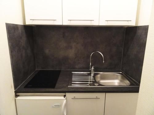 une cuisine avec un évier et un plan de travail dans l'établissement Résidence 21 Rue Des Bains - Dans zone piétonne pour ce petit logement très agréable ! MAE-7794, à Aix-les-Bains