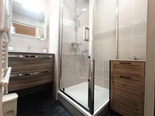 une salle de bain avec une douche, des toilettes et un lavabo dans l'établissement Résidence Saint Christophe - Agréable studio sur les hauteurs d'Aix-les-Bains ! MAE-7824, à Aix-les-Bains