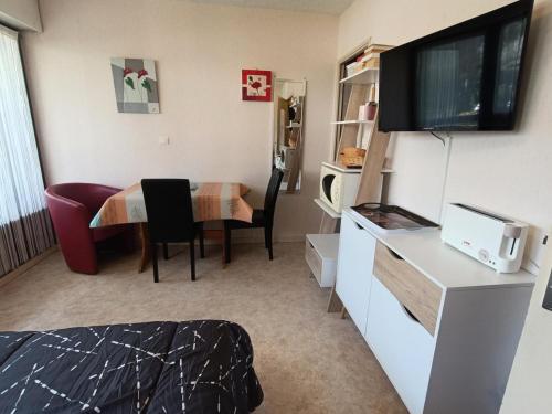 - un petit salon avec une table et une chambre dans l'établissement Résidence Saint Christophe - Agréable studio sur les hauteurs d'Aix-les-Bains ! MAE-7824, à Aix-les-Bains