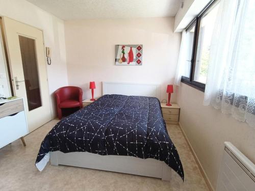- une chambre avec un lit et une couette noire dans l'établissement Résidence Saint Christophe - Agréable studio sur les hauteurs d'Aix-les-Bains ! MAE-7824, à Aix-les-Bains