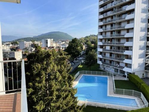 un appartement avec une piscine et un bâtiment dans l'établissement Résidence Montcalm D - Agréable logement et bien équipé ! MAE-2174, à Aix-les-Bains