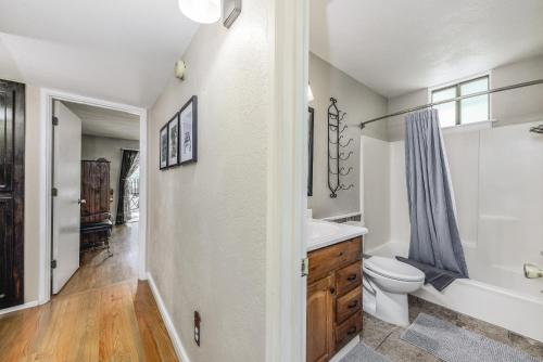 Vannituba majutusasutuses Sequioa Cottage: Feel the Love, Inside and Out!