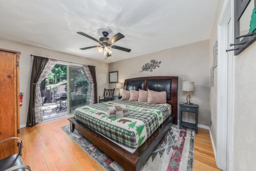 Voodi või voodid majutusasutuse Sequioa Cottage: Feel the Love, Inside and Out! toas