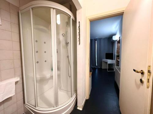 W łazience znajduje się kabina prysznicowa. w obiekcie Bergamoincenter w Bergamo