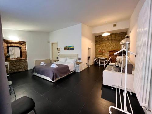 pokój hotelowy z łóżkiem i stołem w obiekcie Bergamoincenter w Bergamo