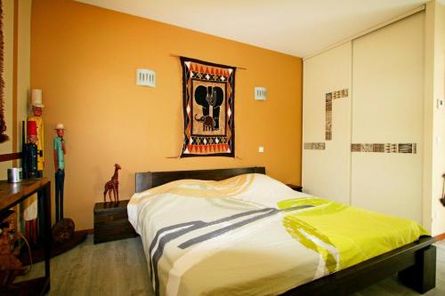 ein Schlafzimmer mit einem großen Bett in einem Zimmer in der Unterkunft Villa Occitanie - Maisons & Villas pour 6 Personnes 084 in La Grande-Motte