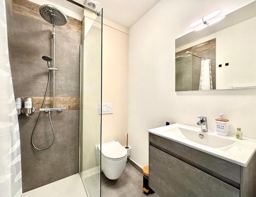 een badkamer met een douche, een toilet en een wastafel bij Il Casolare in Beersel
