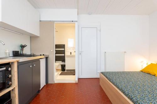 a kitchen and a bedroom with a bed in a room at Superbe studio cosy et calme in Digne-les-Bains