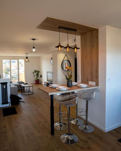 - une cuisine et un salon avec une grande île dans une pièce dans l'établissement Appartement vue montagnes, à Gap