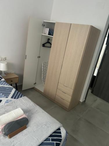 um quarto com um armário, uma cama e uma porta em Apartamento Tejares 2B em Málaga