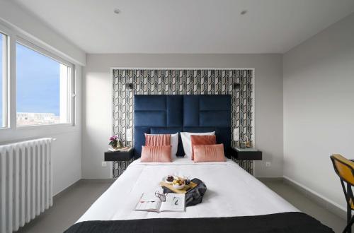En eller flere senge i et værelse på Modern bright Apartment in appart'hotel