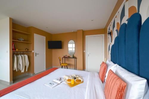 Tempat tidur dalam kamar di Modern bright Apartment in appart'hotel
