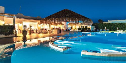 een resort met een zwembad in de nacht bij Borgo Rio Favara residence - appartamenti in Santa Maria Del Focallo