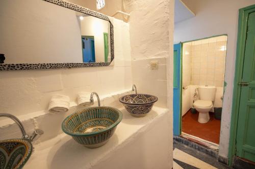 - Baño con 2 lavabos y aseo en BackHome Fez, en Fez