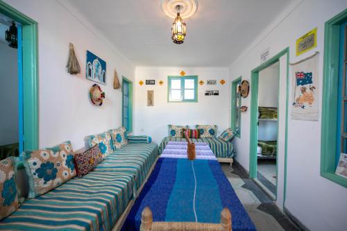 sala de estar con sofá y alfombra azul en BackHome Fez, en Fez