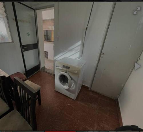 bagno con lavatrice in camera di Alquiler temporario en caballito para 6 personas a Buenos Aires