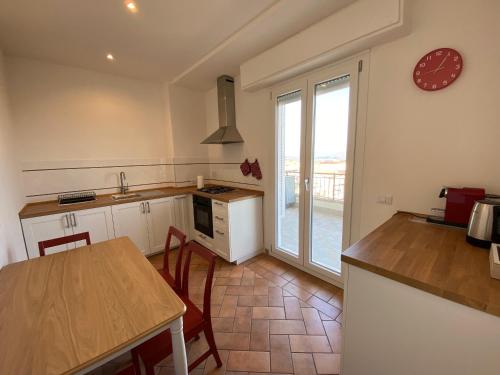 - une cuisine avec une table et un comptoir dans l'établissement Appartamento vista lago, à Bracciano