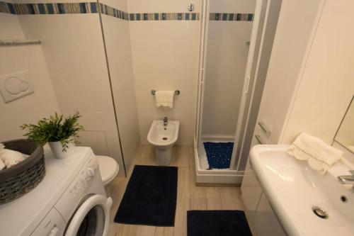 een kleine badkamer met een toilet en een wastafel bij Résidence Le Diplomat - Studio pour 3 Personnes 894 in Menton