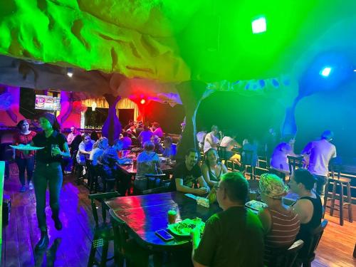 een groep mensen aan tafel in een nachtclub bij Zona de Piratas 