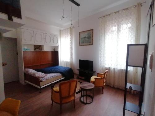 un salon avec un lit, une table et des chaises dans l'établissement Studio ÉMILE Jardin des plantes -Métro -Tramway, à Toulouse