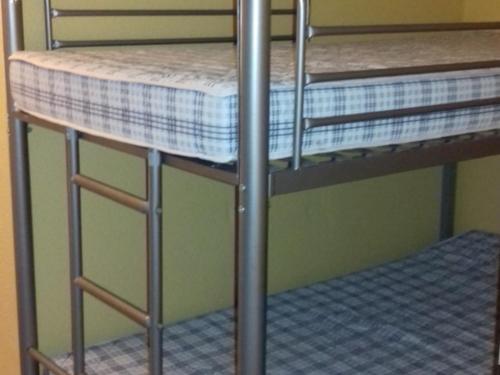 quelques lits superposés dans une chambre dans l'établissement Studio cabine 4 pers, tout équipé au cœur de la station - FR-1-592-44, à Bolquère-Pyrénées 2000