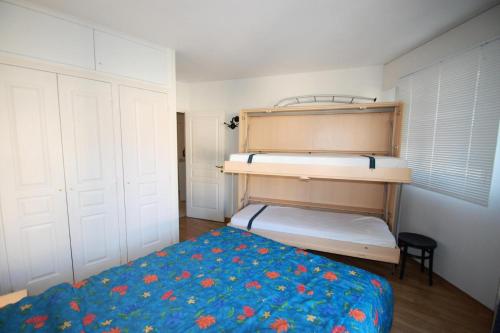 - une petite chambre avec des lits superposés dans l'établissement Résidence Queen's Garden - 2 Pièces pour 4 Personnes 134, à Menton