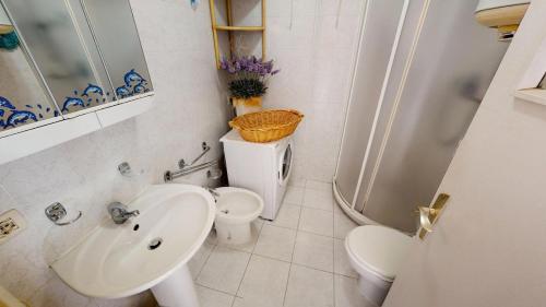 ein Bad mit einem Waschbecken und einem WC in der Unterkunft Résidence Le Garavan Beach - Studio pour 4 Personnes 614 in Menton