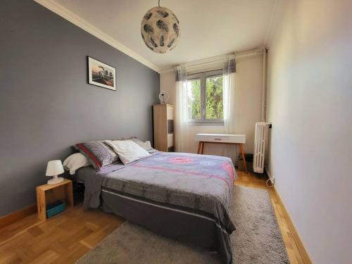 a bedroom with a bed and a window at Appartement Paris Sud 53m2 - 2 chambres in Malakoff