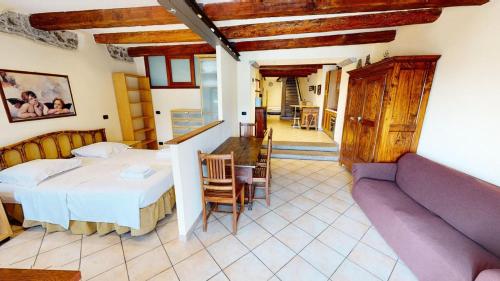 ein Schlafzimmer mit einem Bett und einem Sofa in der Unterkunft Résidence Rue Longue - Pièces 694 in Menton