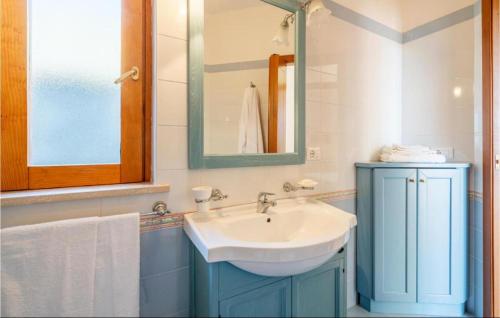 bagno con lavandino e specchio di Villa INARIME a Ischia