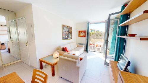 een woonkamer met een bank en een tafel bij Résidence Villa Louise - 2 Pièces pour 4 Personnes 584 in Menton