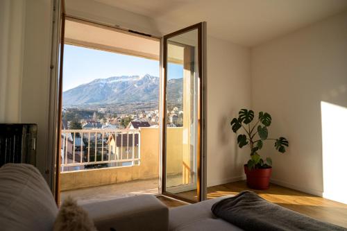 een woonkamer met uitzicht op een berg bij Appartement vue montagnes in Gap
