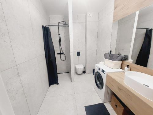 O baie la Komfortowe mieszkanie, duży taras, bezpłatny parking, AWG APARTMENTS