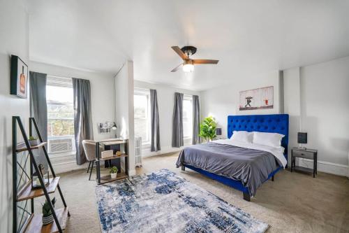 - une chambre avec un lit bleu et un ventilateur de plafond dans l'établissement CONSHOHOCKEN: Quality & Location, à Conshohocken
