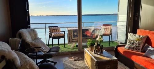a living room with a view of the ocean at Studio les Trois Etoiles de Mer in Concarneau