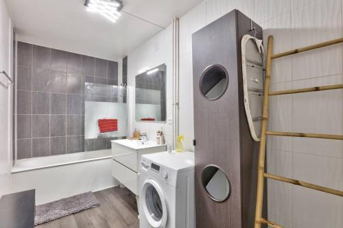 La salle de bains est pourvue d'un lave-linge et d'un lavabo. dans l'établissement Beautiful and bright 3 bed near La Villette, à Paris