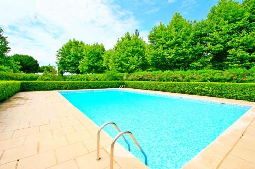 - une piscine avec une chaise dans la cour dans l'établissement Plage Du Golf - Appartement 2 pièces 4 personnes à la Grande-Motte MAE-1954, à La Grande Motte