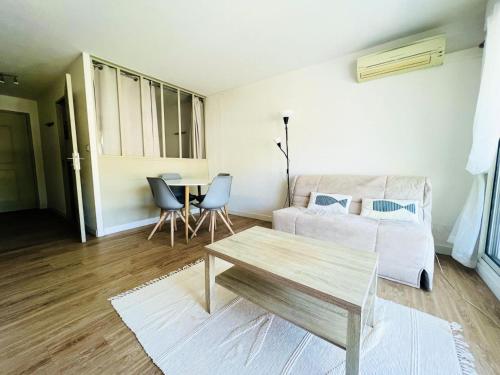 Posteľ alebo postele v izbe v ubytovaní Plage Du Golf - Appartement 2 pièces 4 personnes à la Grande-Motte MAE-1954
